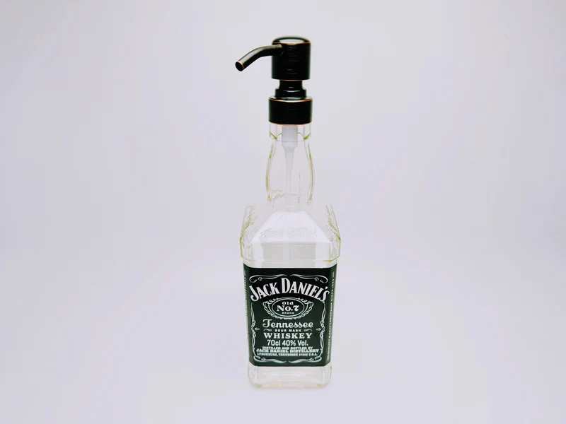 Whisky-Seifenspender “Jacky” | Upcycling Pumpspender aus Jack Daniels Flasche | Nachfüllbar | Bad Deko | Geschenkidee für Whisky Fans