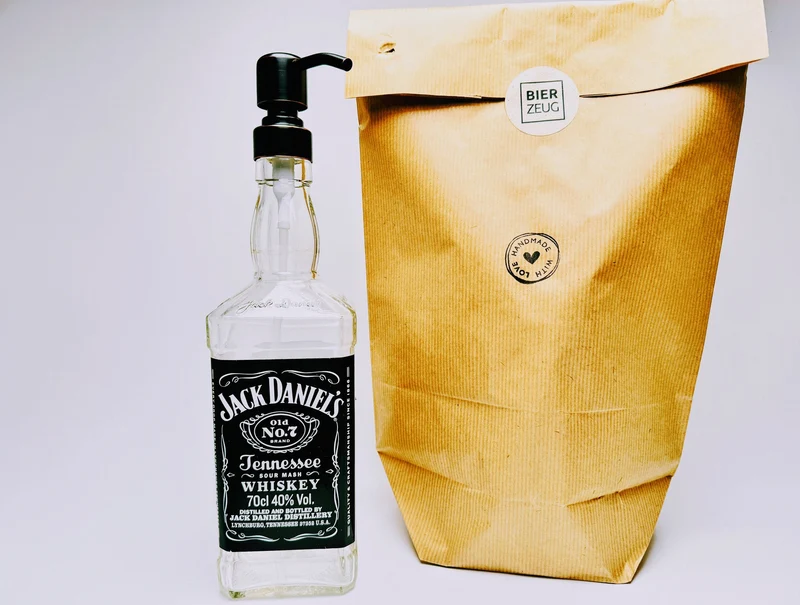 Whisky-Seifenspender “Jacky” | Upcycling Pumpspender aus Jack Daniels Flasche | Nachfüllbar | Bad Deko | Geschenkidee für Whisky Fans
