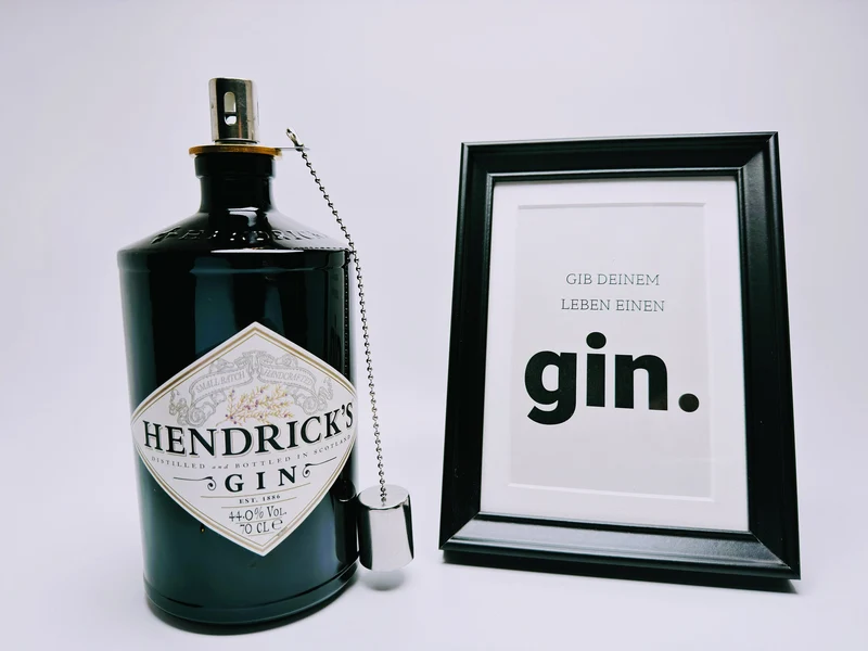Gin Öllampe “Hendricks“ | Handgefertigte Öllampe aus Hendricks Gin Flaschen | Upcycling Deko | Einzigartiges Geschenk für Gin-Liebhaber