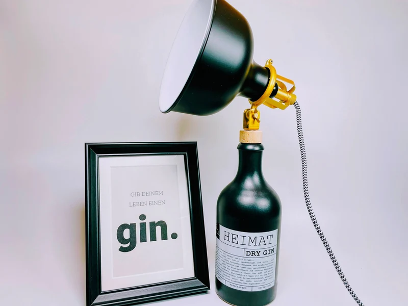Heimat Gin Vintage-Lampe | Handgemachte Upcycling Tischlampe aus Heimat Gin | Einzigartige Geschenkidee | Deko-Licht | Upcycling Leuchte