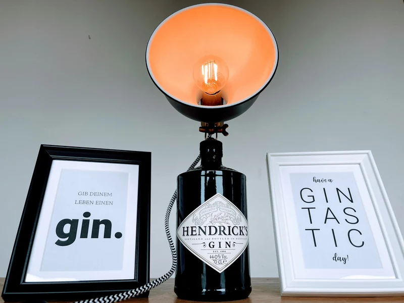 Hendricks Gin Vintage-Lampe | Handgemachte Upcycling Tischlampe | Einzigartige Geschenkidee | Retro Deko-Licht | Upcycling Leuchte