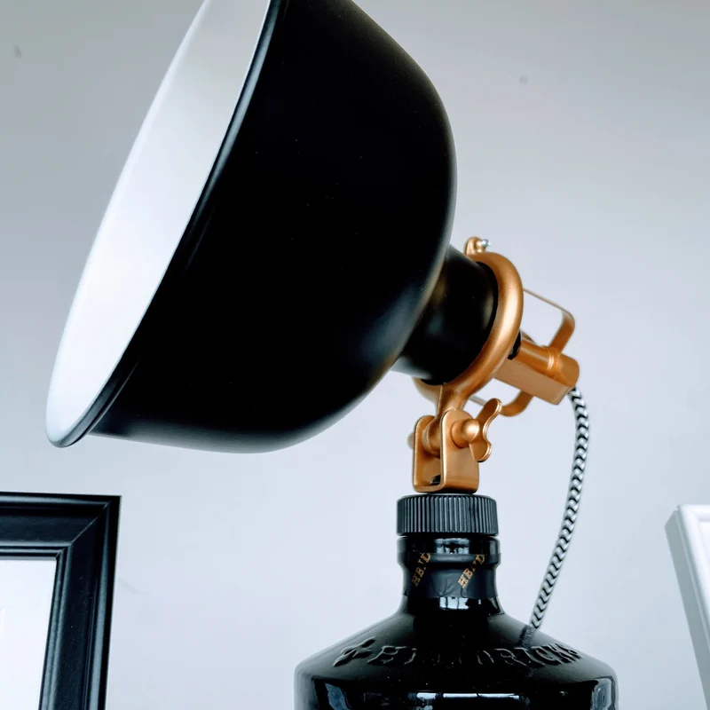 Hendricks Gin Vintage-Lampe | Handgemachte Upcycling Tischlampe | Einzigartige Geschenkidee | Retro Deko-Licht | Upcycling Leuchte