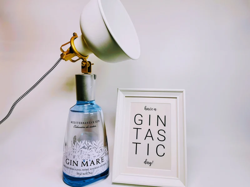Gin Mare Vintage-Lampe | Handgemachte Upcycling Tischlampe aus Gin Mare | Einzigartige Geschenkidee | Deko-Licht | Upcycling Leuchte