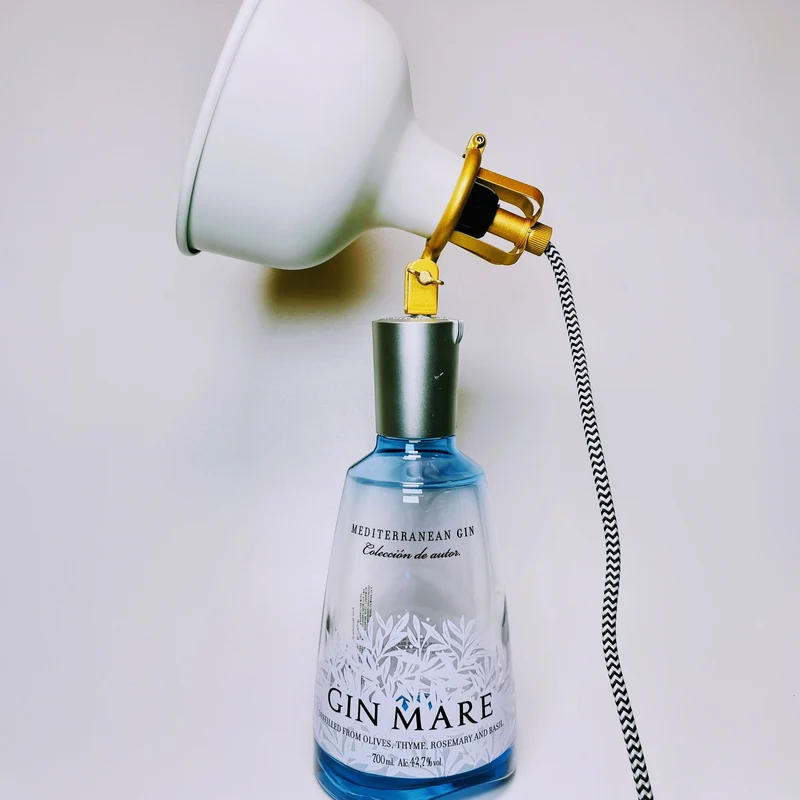 Gin Mare Vintage-Lampe | Handgemachte Upcycling Tischlampe aus Gin Mare | Einzigartige Geschenkidee | Deko-Licht | Upcycling Leuchte