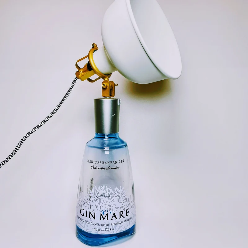 Gin Mare Vintage-Lampe | Handgemachte Upcycling Tischlampe aus Gin Mare | Einzigartige Geschenkidee | Deko-Licht | Upcycling Leuchte