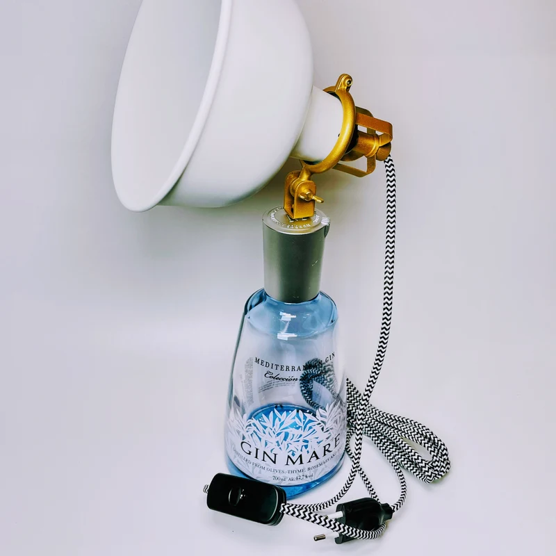 Gin Mare Vintage-Lampe | Handgemachte Upcycling Tischlampe aus Gin Mare | Einzigartige Geschenkidee | Deko-Licht | Upcycling Leuchte