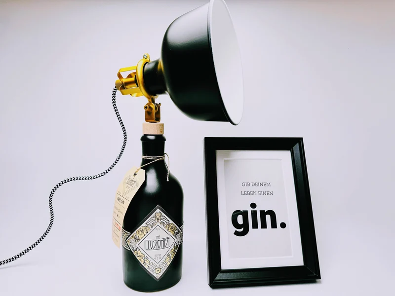 Illusionist Gin Vintage-Lampe | Handgemachte Upcycling Tischlampe aus Illusionist Gin | Einzigartige Geschenkidee | Deko-Licht | Upcycling
