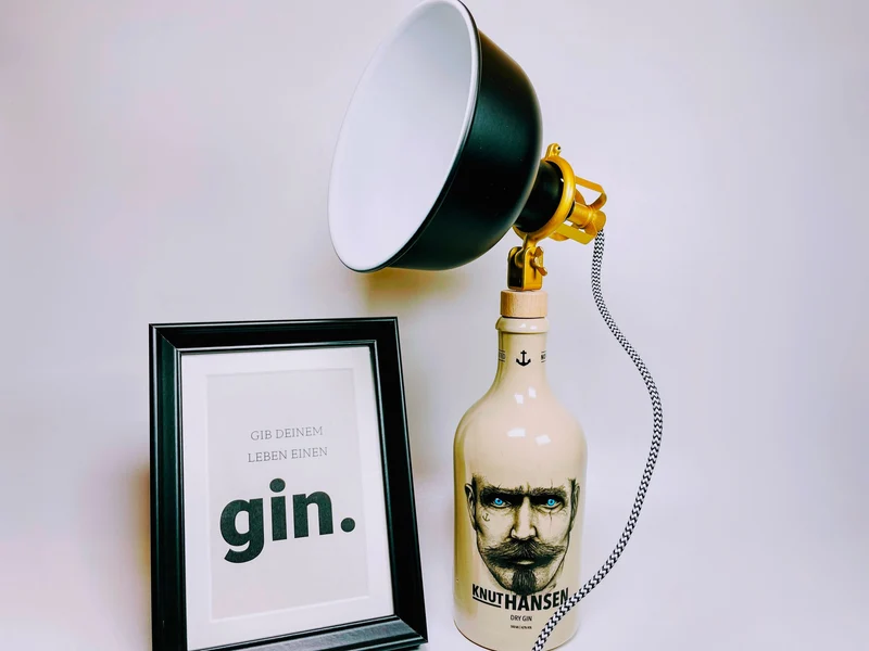 Knut Hansen Gin Vintage-Lampe | Handgemachte Upcycling Tischlampe aus Knut Hansen Gin | Einzigartige Geschenkidee | Deko-Licht | Upcycling