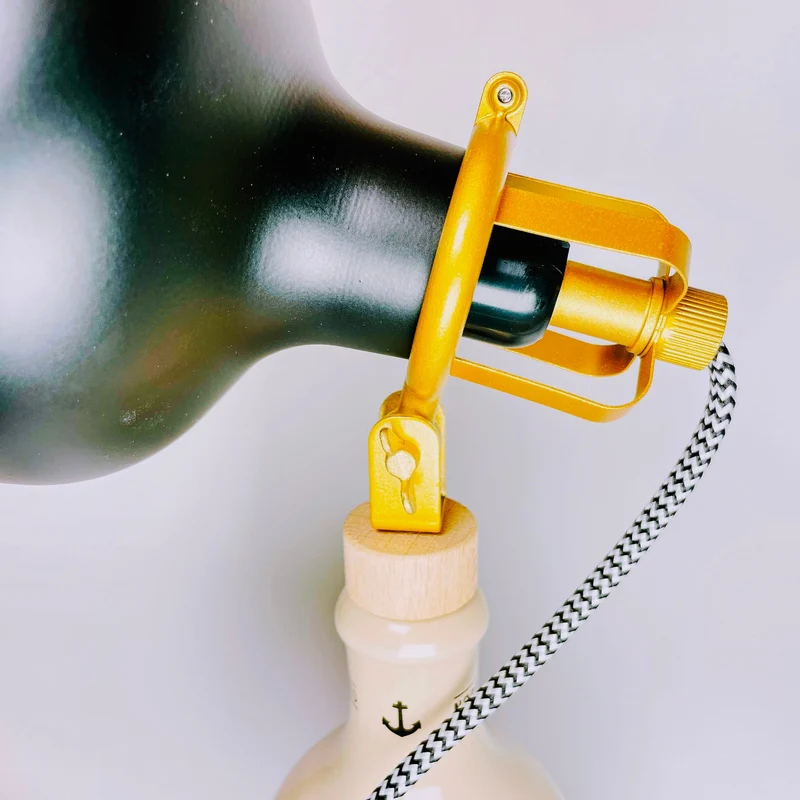 Knut Hansen Gin Vintage-Lampe | Handgemachte Upcycling Tischlampe aus Knut Hansen Gin | Einzigartige Geschenkidee | Deko-Licht | Upcycling