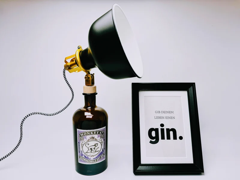 Monkey47 Gin Vintage-Lampe | Handgemachte Upcycling Tischlampe aus Monkey 47 Gin | Einzigartige Geschenkidee | Deko-Licht | Upcycling