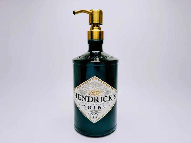 Gin-Seifenspender “Hendricks” | Upcycling Pumpspender aus Hendricks Gin Flasche | Nachfüllbar | Bad Deko Geschenk aus Schottland | 700ml