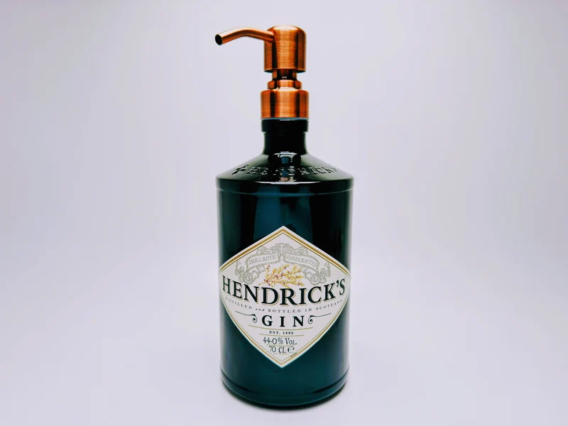 Gin-Seifenspender “Hendricks” | Upcycling Pumpspender aus Hendricks Gin Flasche | Nachfüllbar | Bad Deko Geschenk aus Schottland | 700ml