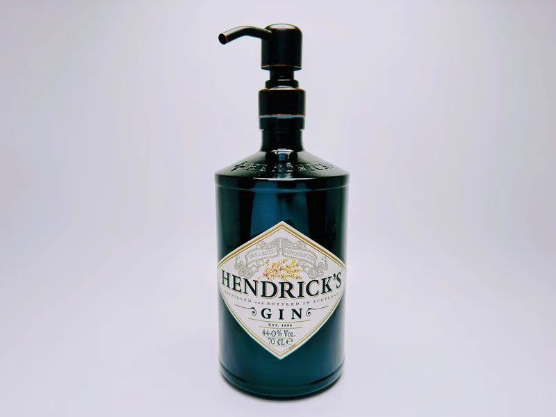 Gin-Seifenspender “Hendricks” | Upcycling Pumpspender aus Hendricks Gin Flasche | Nachfüllbar | Bad Deko Geschenk aus Schottland | 700ml