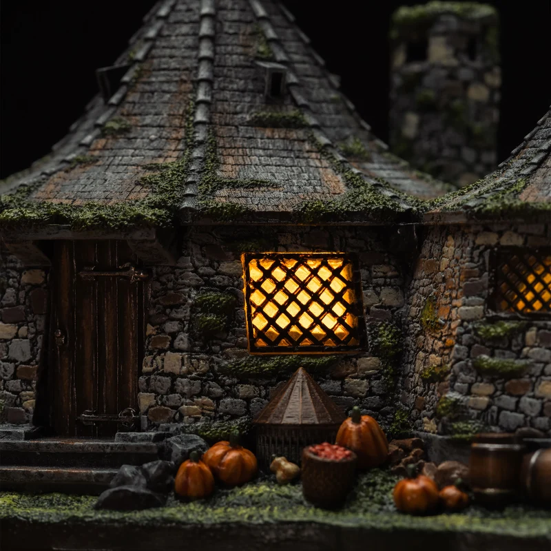 Harry Potter - Hagrids Hütte Miniatur Replik mit LED Leuchtfunktion