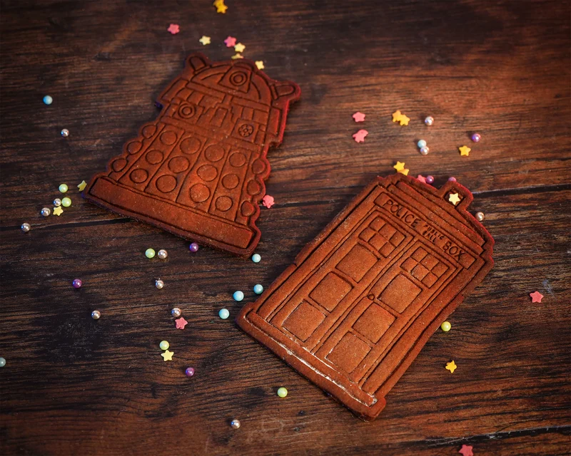 Doctor Who - Tardis und Dalek Keksdose mit Ausstechformen und Schürze