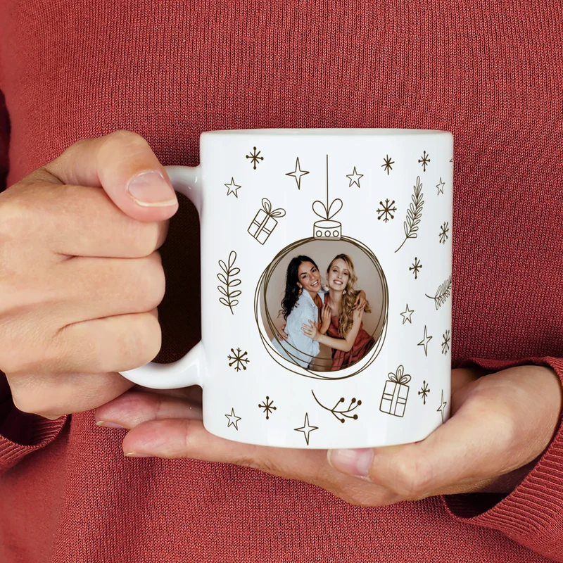 Personalisierbare Keramiktasse mit Foto im Weihnachtskugel Motiv | Geschenk zu Weihnachten