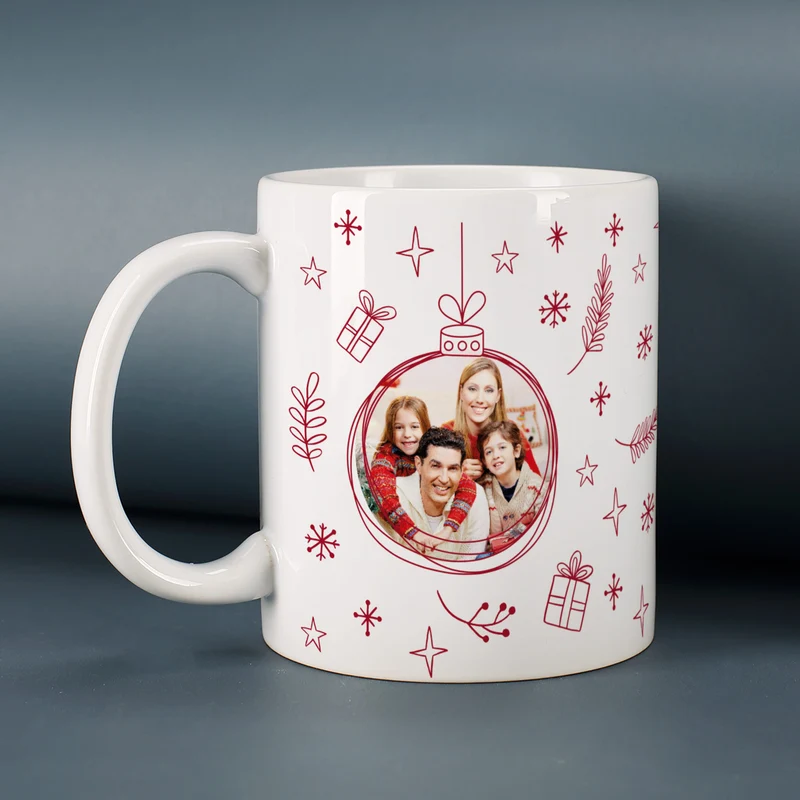 Personalisierbare Keramiktasse mit Foto im Weihnachtskugel Motiv | Geschenk zu Weihnachten