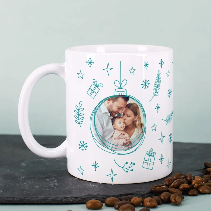 Personalisierbare Keramiktasse mit Foto im Weihnachtskugel Motiv | Geschenk zu Weihnachten
