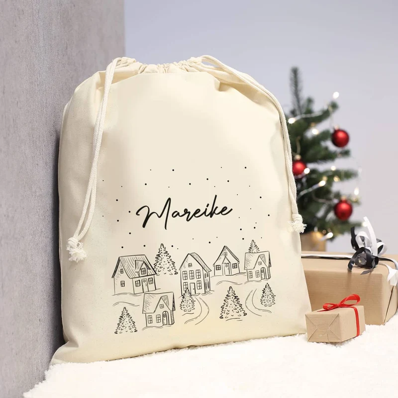 Geschenksack - verschneite Stadt - in 2 Größen mit Ihrem Wunschnamen bedruckt