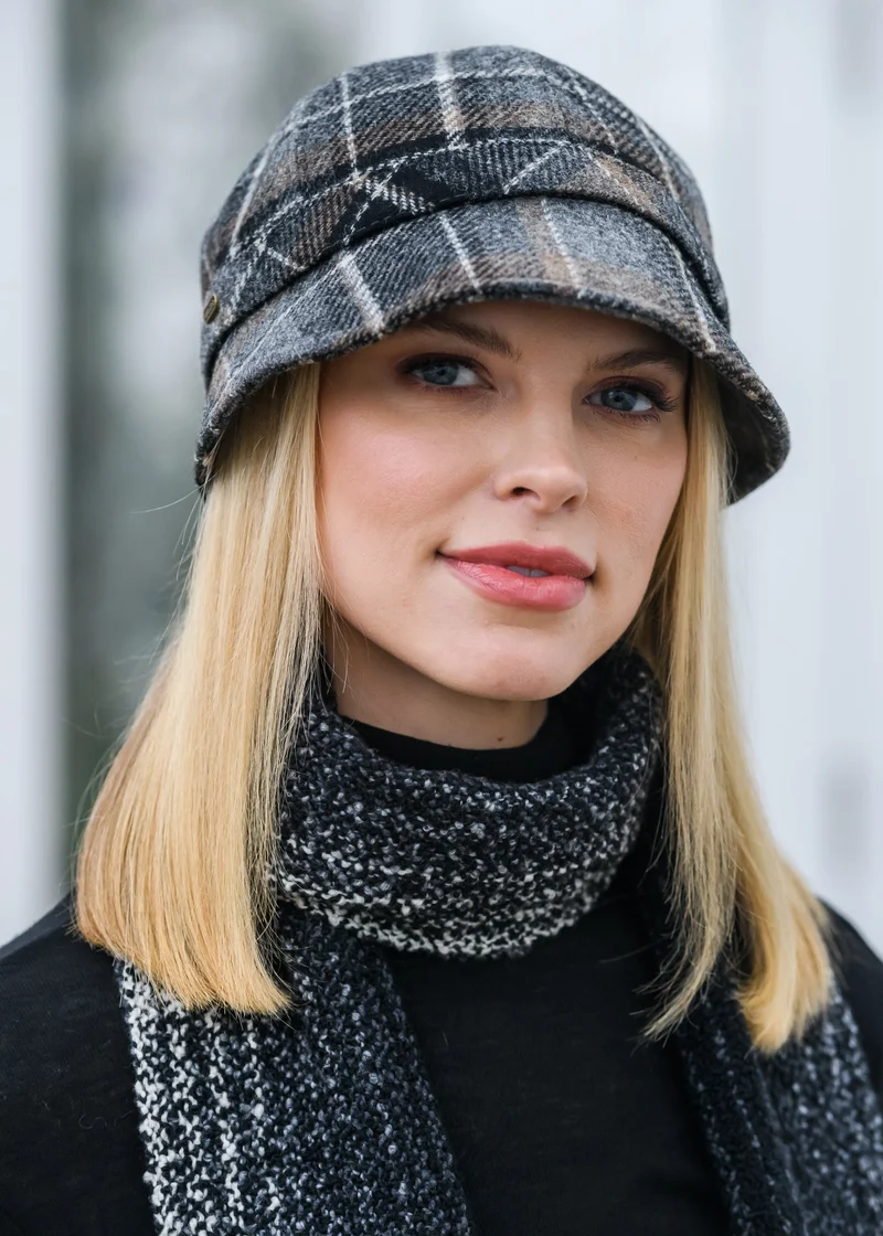 Mucros Flapper | Black Gray Check