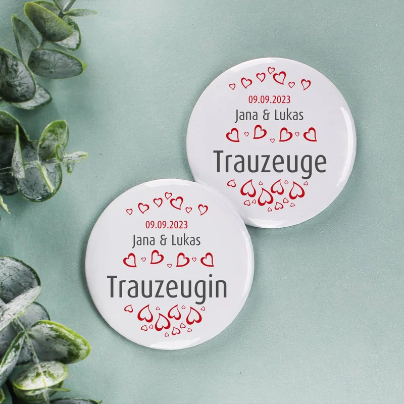 Gäste - Button zur Hochzeit mit Herzen, Namen und Datum, 56 mm