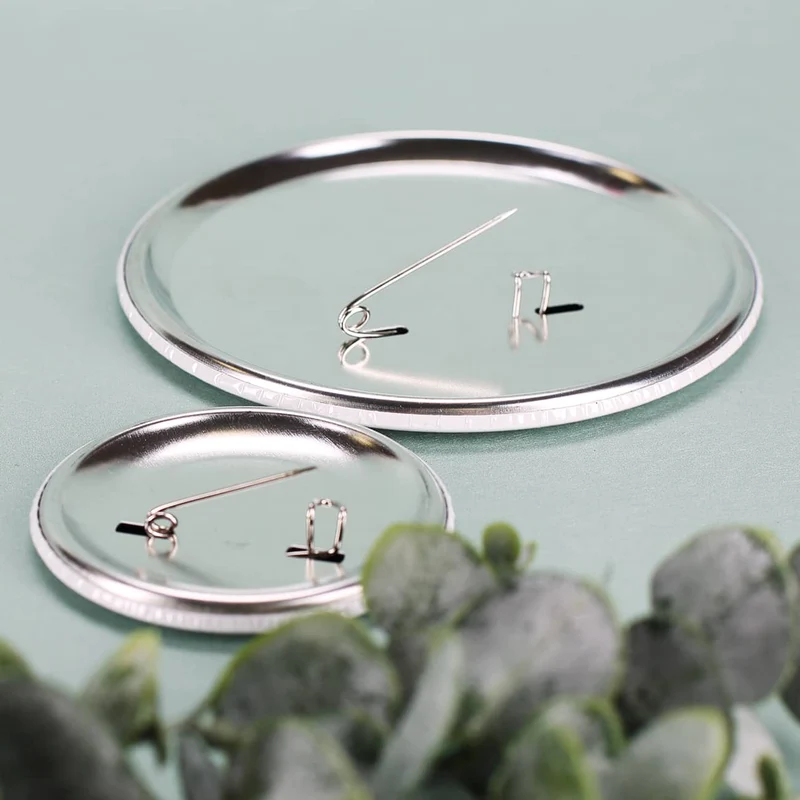 Gäste - Button zur Hochzeit mit Herzen, Namen und Datum, 56 mm