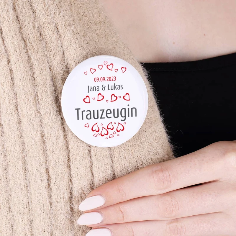 Gäste - Button zur Hochzeit mit Herzen, Namen und Datum, 56 mm
