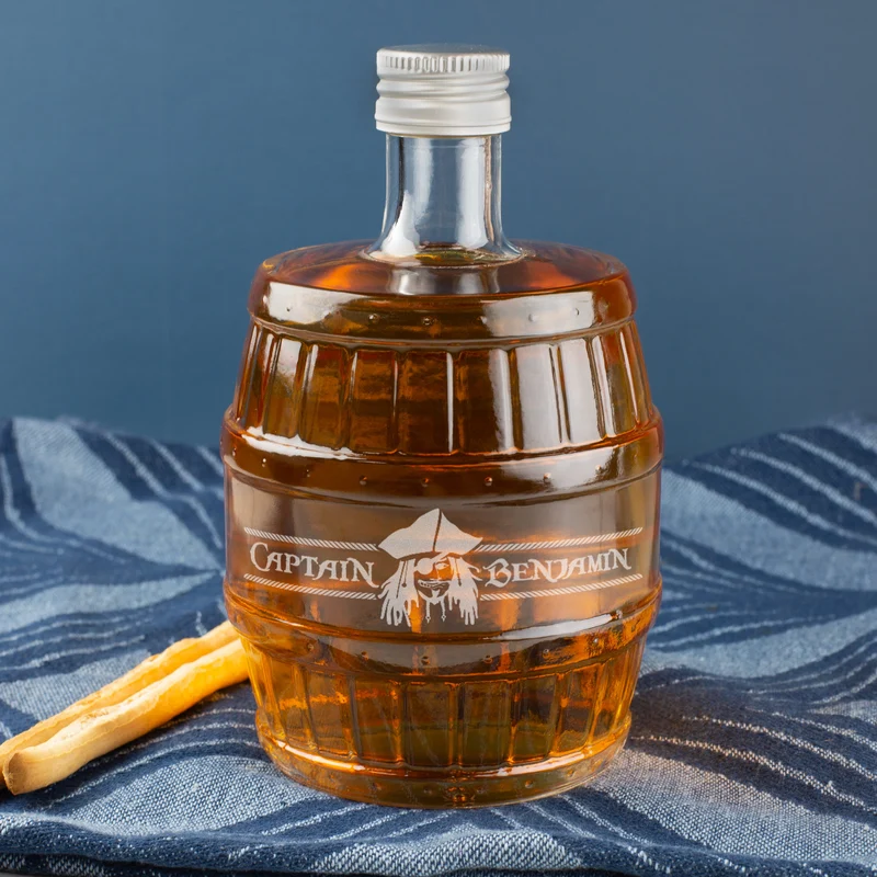 Gravierte Rum Flasche - Fass - mit Captain Motiv