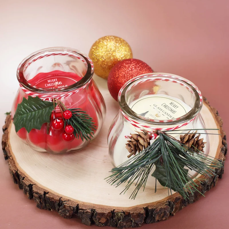 Kerze im Glas mit Weihnachtsdekoration - weiß oder rot