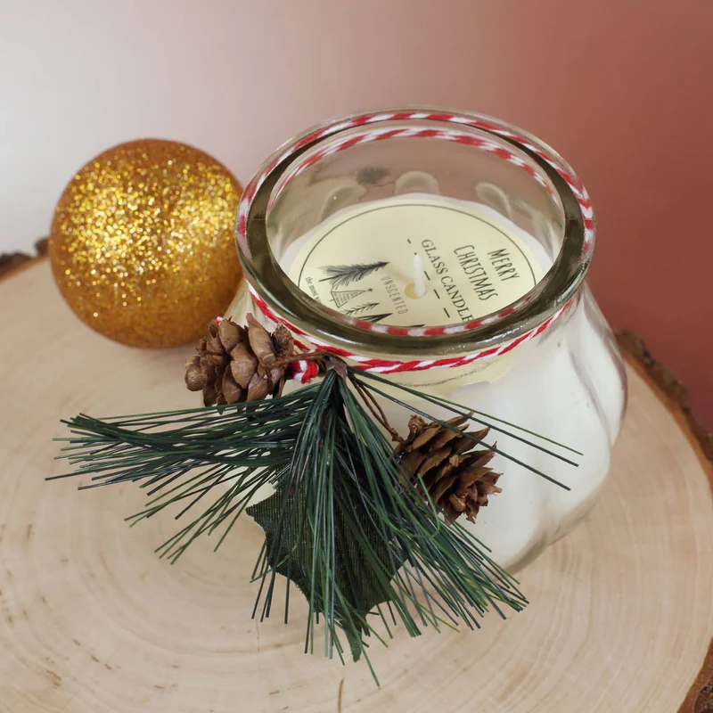 Kerze im Glas mit Weihnachtsdekoration - weiß oder rot