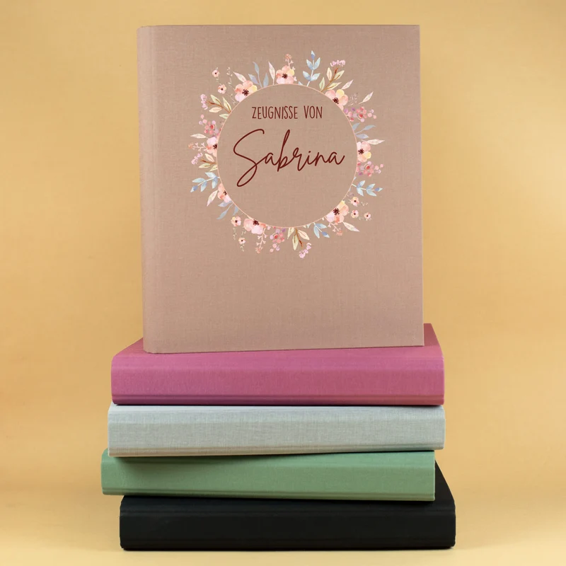 Personalisierte Zeugnismappe aus Leinen mit Name und Blumenkranz-Motiv für Mädchen zur Einschulung