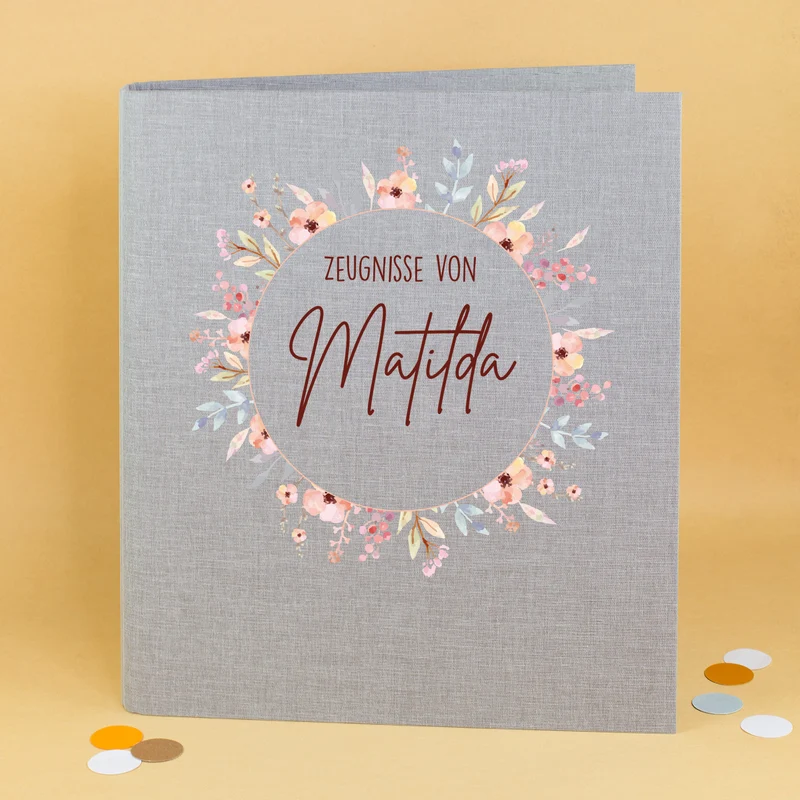 Personalisierte Zeugnismappe aus Leinen mit Name und Blumenkranz-Motiv für Mädchen zur Einschulung