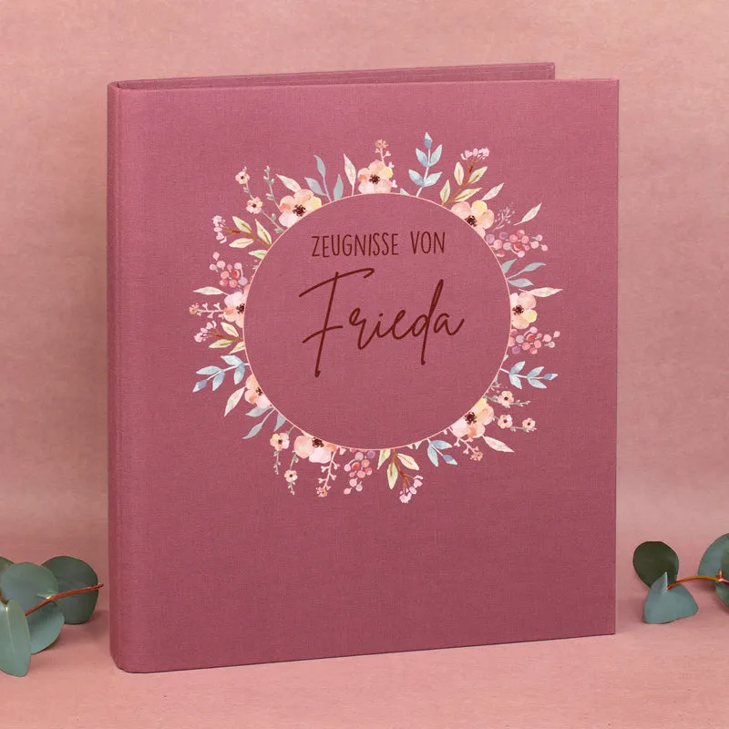 Personalisierte Zeugnismappe aus Leinen mit Name und Blumenkranz-Motiv für Mädchen zur Einschulung