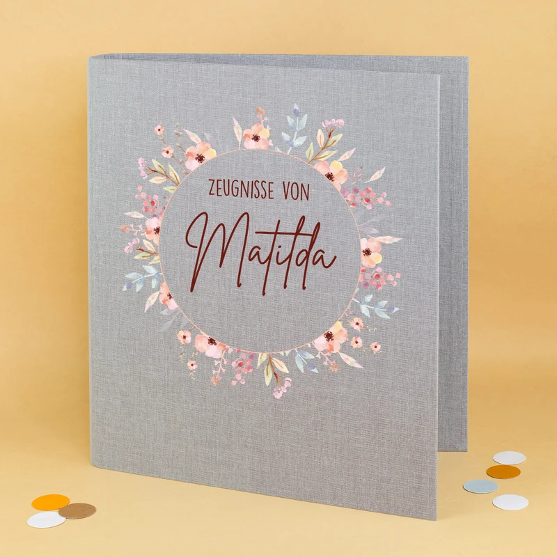 Personalisierte Zeugnismappe aus Leinen mit Name und Blumenkranz-Motiv für Mädchen zur Einschulung