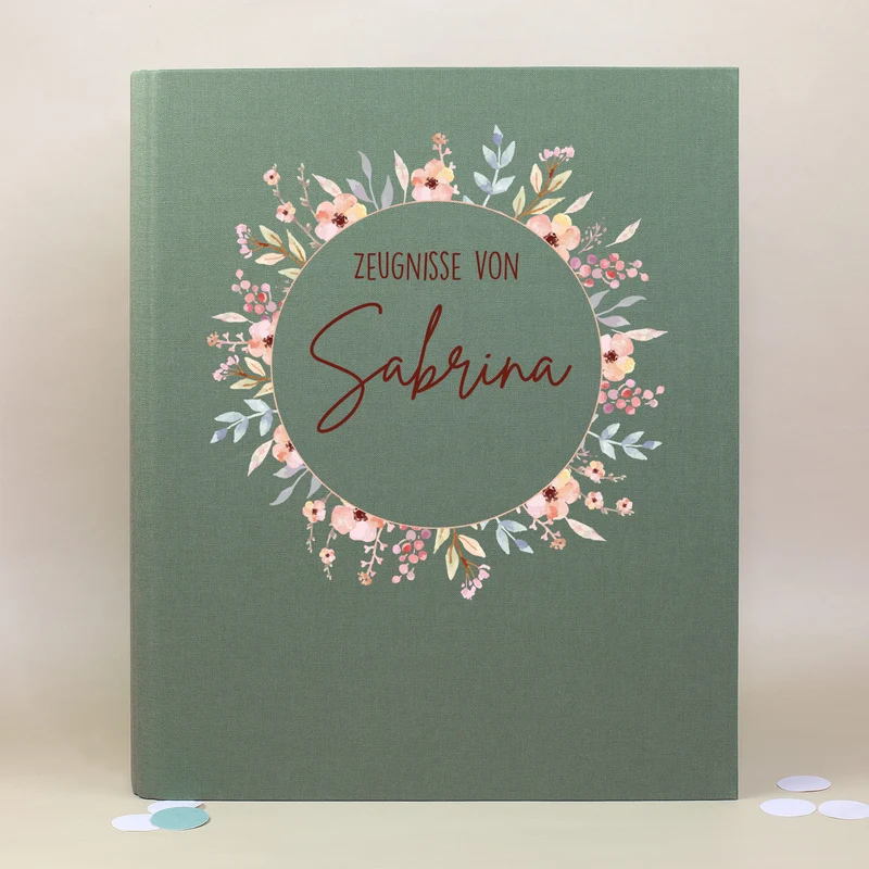 Personalisierte Zeugnismappe aus Leinen mit Name und Blumenkranz-Motiv für Mädchen zur Einschulung