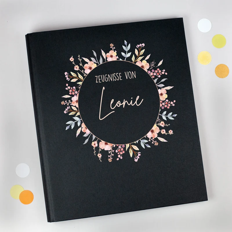 Personalisierte Zeugnismappe aus Leinen mit Name und Blumenkranz-Motiv für Mädchen zur Einschulung