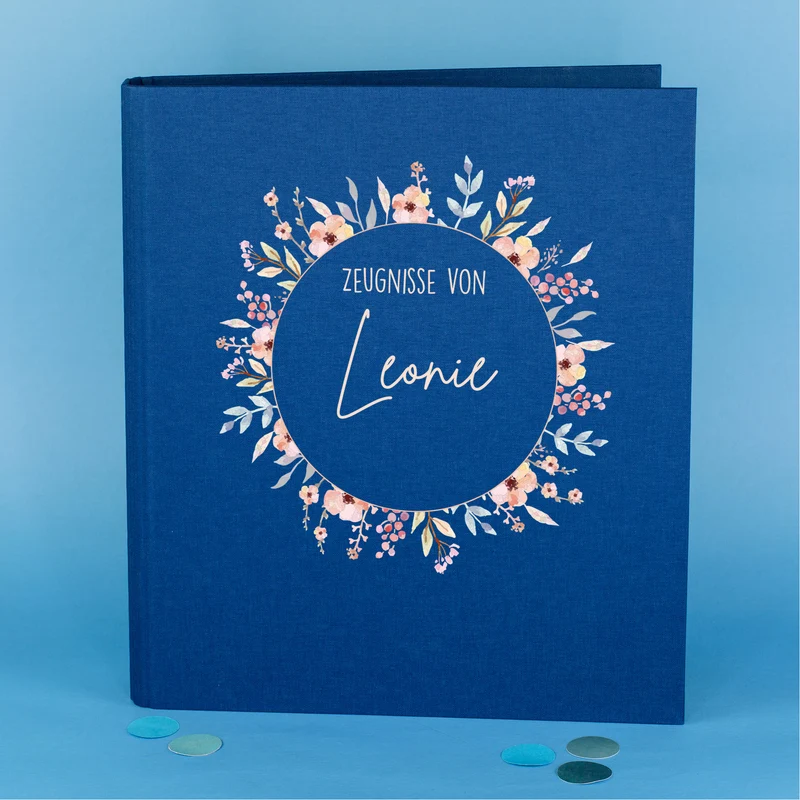 Personalisierte Zeugnismappe aus Leinen mit Name und Blumenkranz-Motiv für Mädchen zur Einschulung
