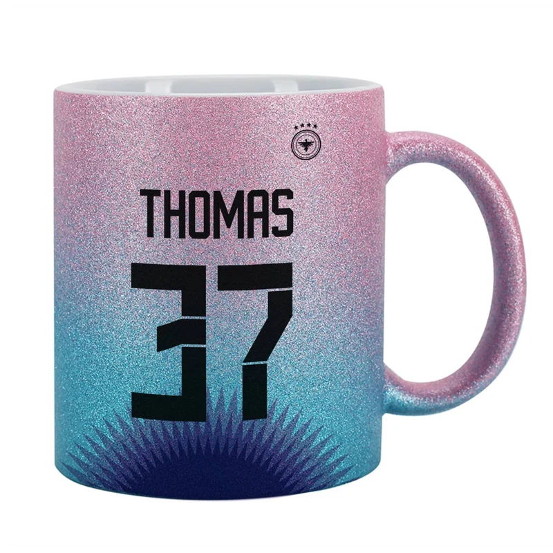 Glitzertasse in Fußballtrikot-Optik mit Name und Alter