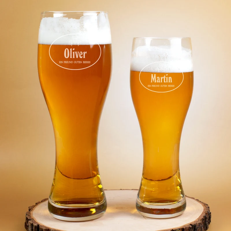 Weizenbierglas mit Wunschname - Ein Freund guten Bieres - 2 Größen wählbar
