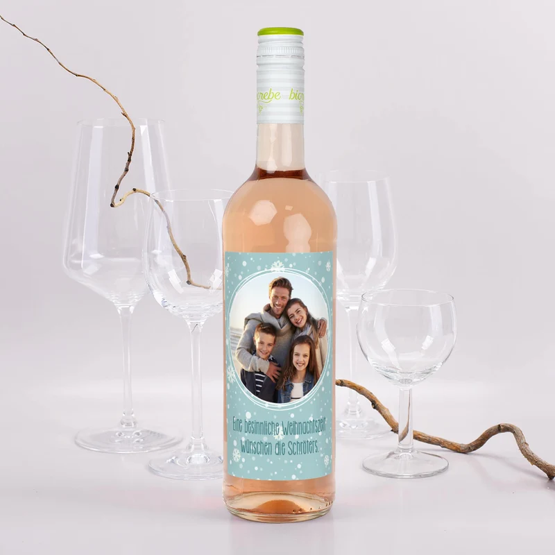 Weinflasche mit persönlichem Etikett und Foto zu Weihnachten | Biorebe Wein als Geschenk