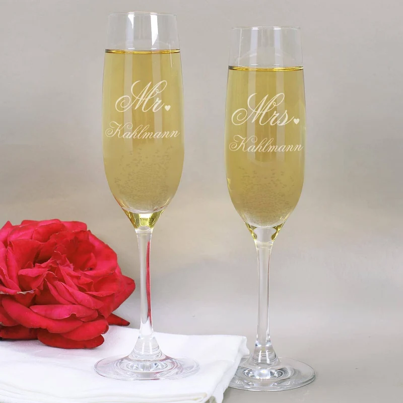 Zwei gravierte Sektgläser zur Hochzeit im Mr. & Mrs. Design