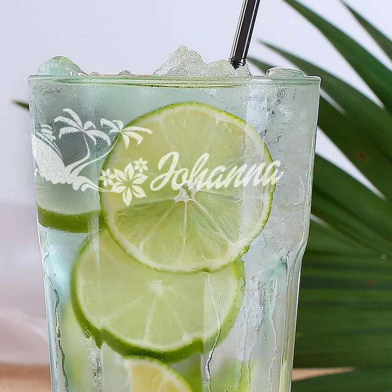 tropisches Longdrinkglas graviert mit Wunschname, Palmen und Blüten