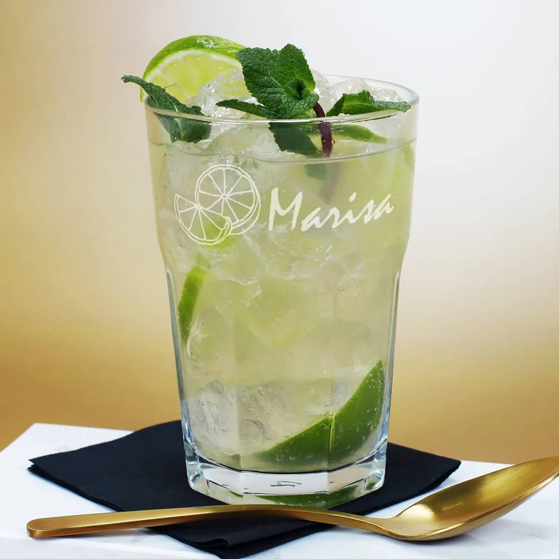 Longdrinkglas mit Limetten und Namensgravur