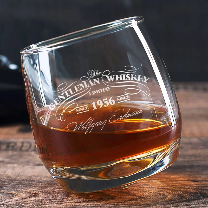 Schräg stehendes Rocking Whiskyglas graviert mit Wunschname und Jahr