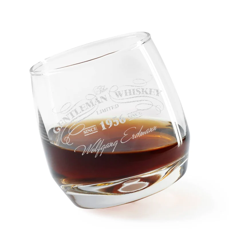 Schräg stehendes Rocking Whiskyglas graviert mit Wunschname und Jahr