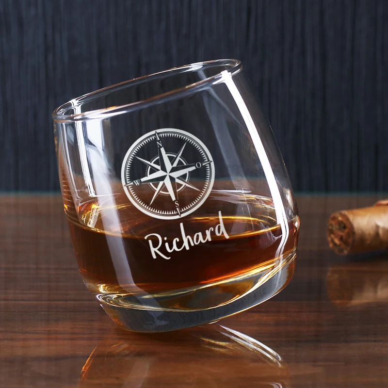 Schräges Whiskeyglas mit Kompass und Namen graviert