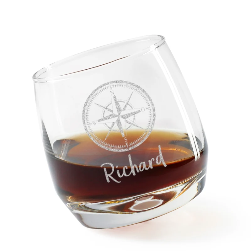 Schräges Whiskeyglas mit Kompass und Namen graviert