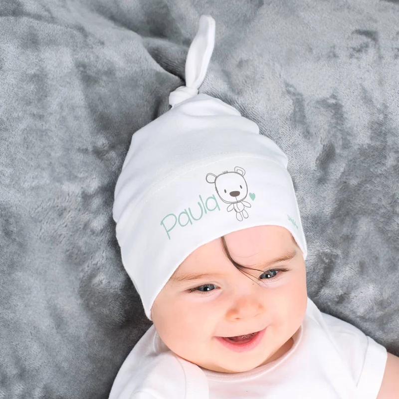Babymütze in verschiedenen Farben mit Namensaufdruck