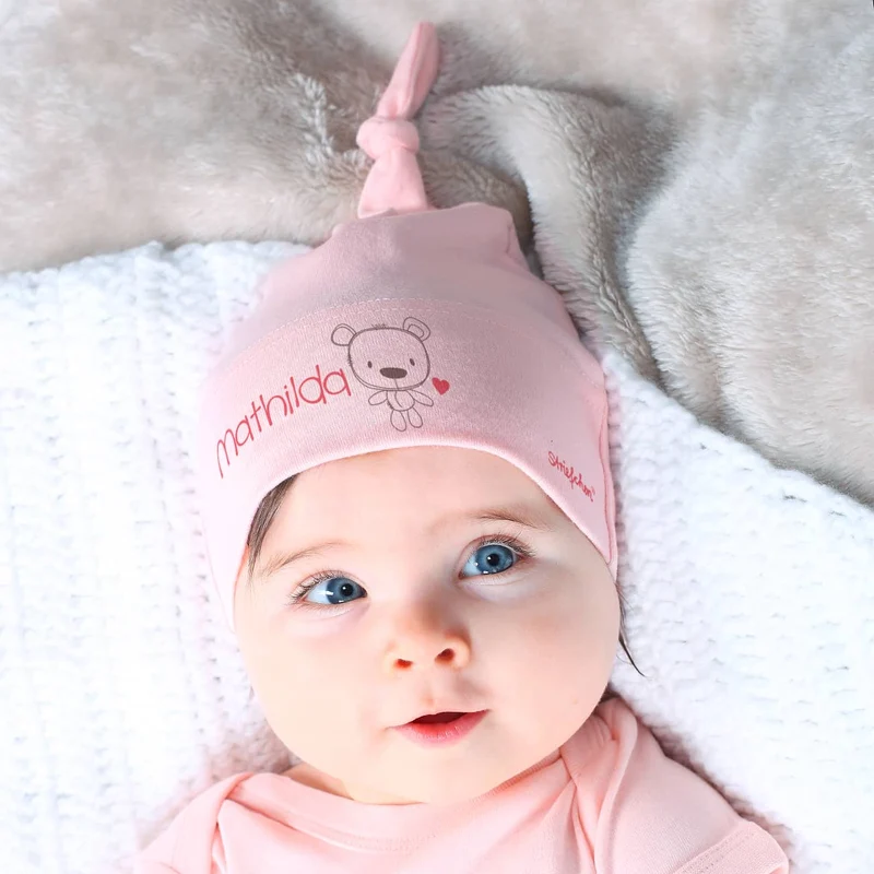 Babymütze in verschiedenen Farben mit Namensaufdruck