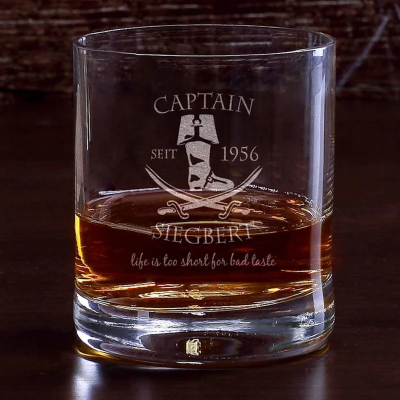 Graviertes Rumglas mit Captainmotiv, Name und Geburtsjahr